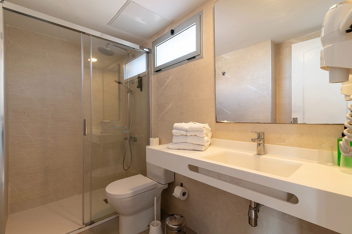 ein Badezimmer mit Toilette , Waschbecken und Dusche