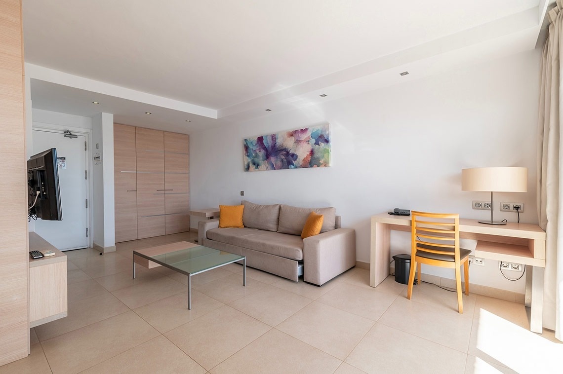 ein Wohnzimmer mit einem Couchtisch und einem Fernseher