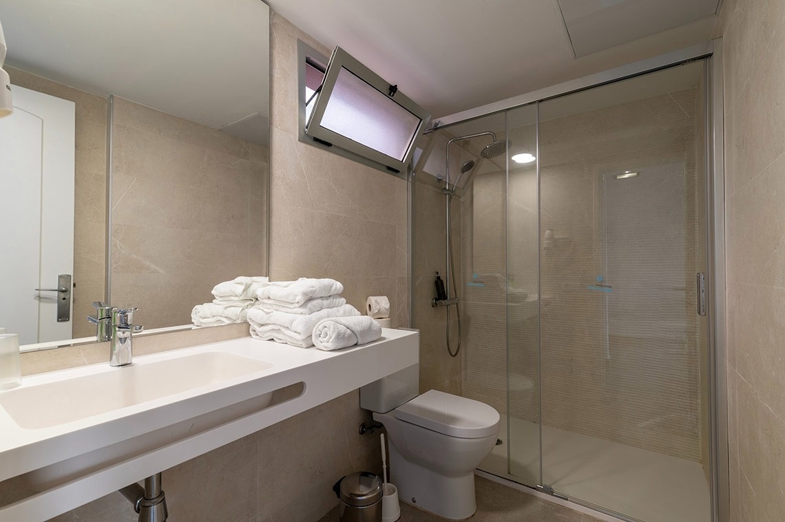 un baño con inodoro , lavabo y ducha