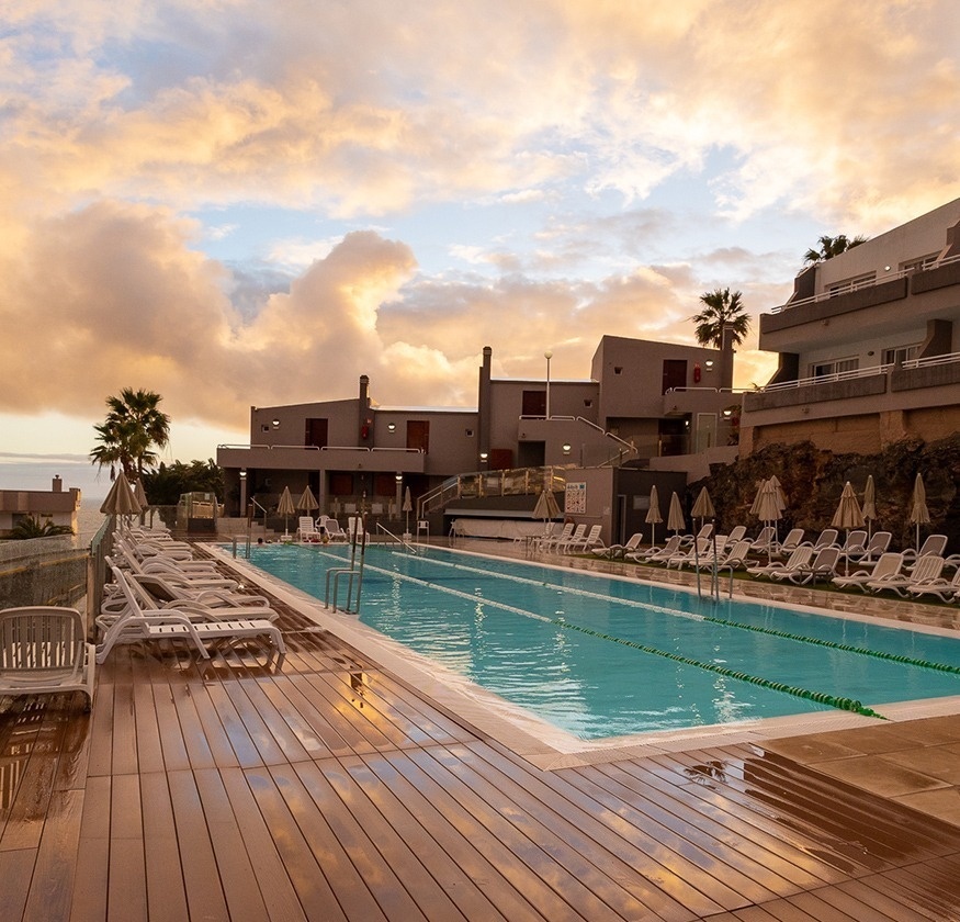 eine Gruppe von Menschen trainiert in einem Fitnessstudio