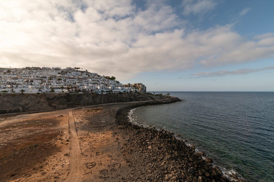 ein kleines Dorf auf einem Hügel neben dem Ozean