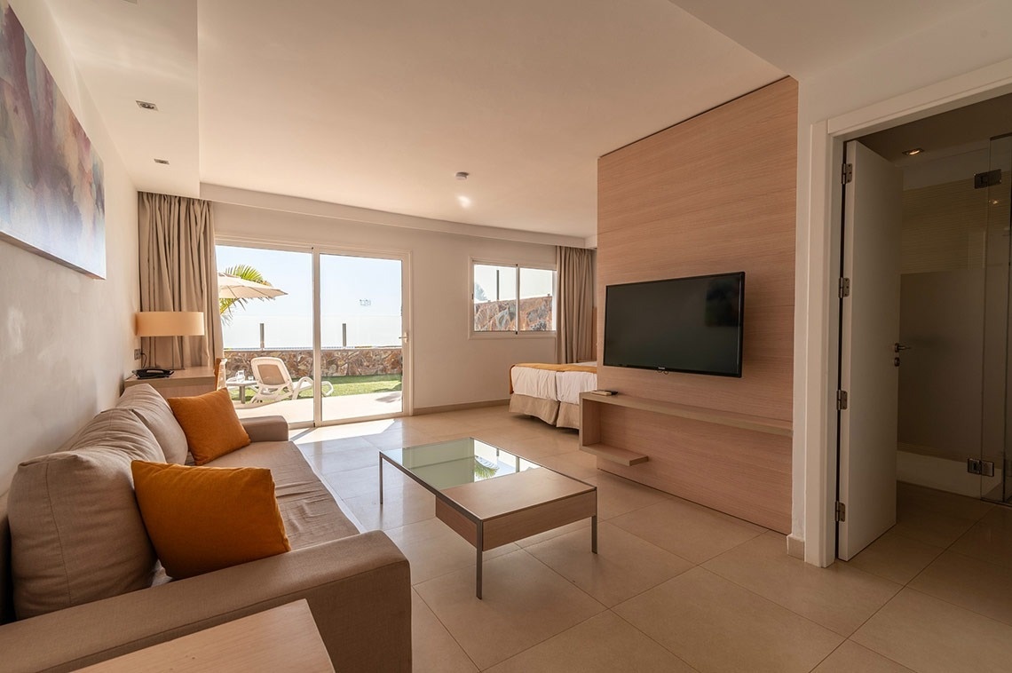 ein Wohnzimmer mit einem Couchtisch und einem Fernseher