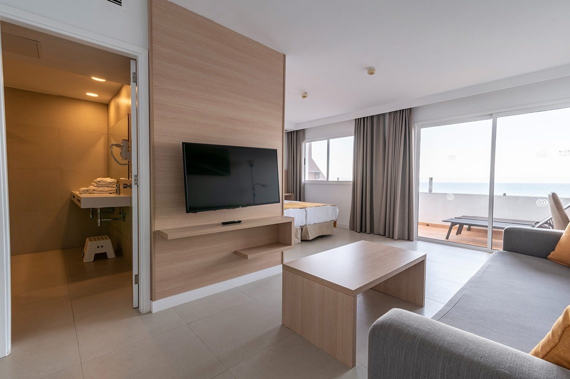 ein Wohnzimmer mit einem Couchtisch und einem Fernseher