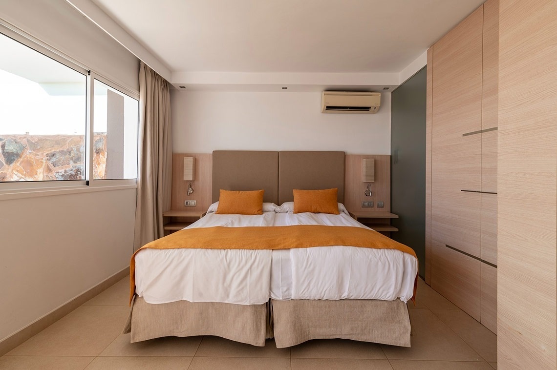 ein Hotelzimmer mit zwei Betten und einem Fenster