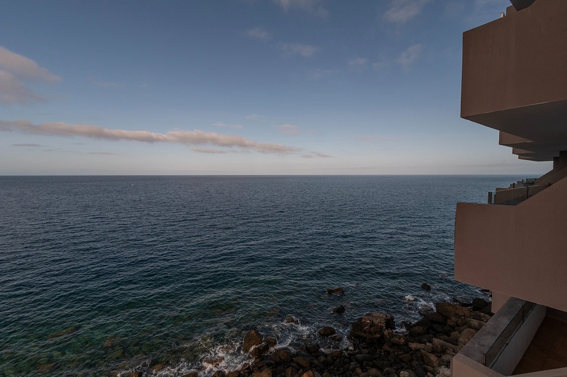 ein Blick auf den Ozean vom Balkon eines Gebäudes