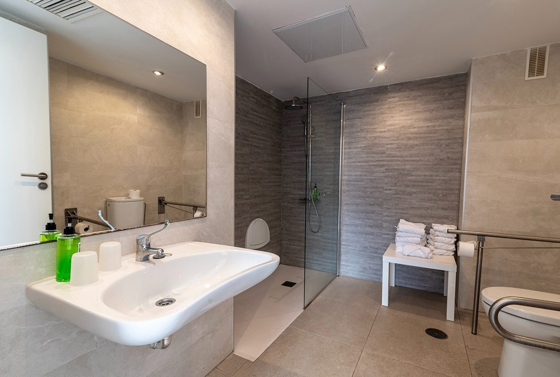 ein Badezimmer mit einem Waschbecken und einer Dusche