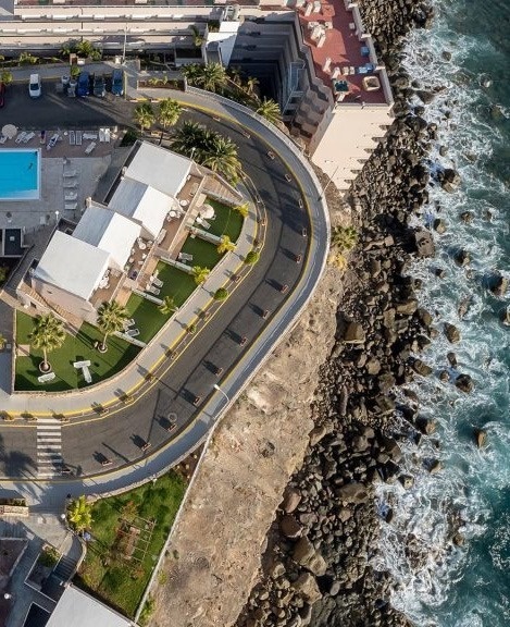 drei Teller mit Pizza stehen auf einem Tisch