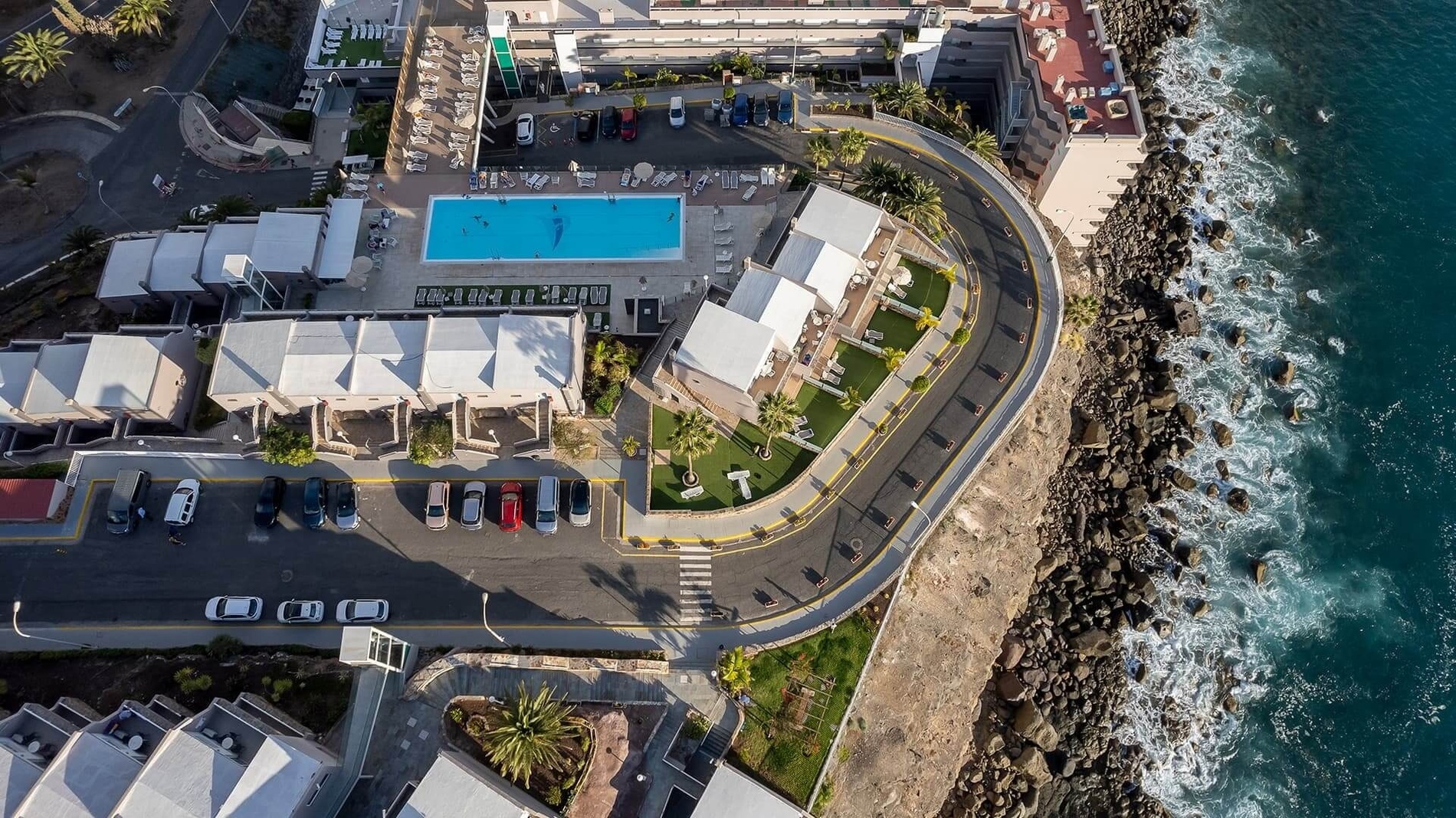 eine Luftaufnahme eines Hotels mit einem großen Pool