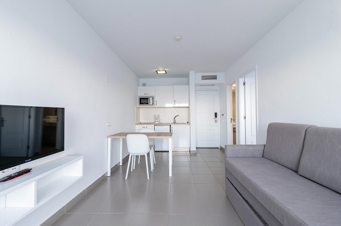 una sala de estar con un sofá y una televisión samsung