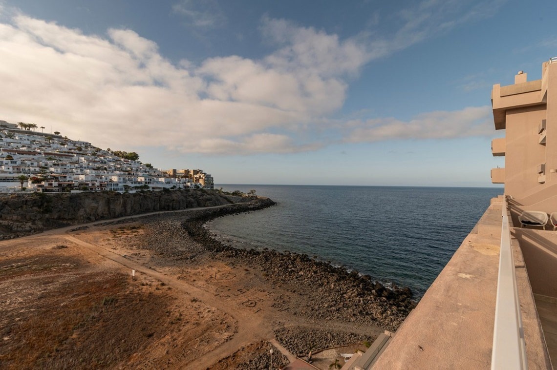 ein Blick auf den Ozean vom Balkon eines Gebäudes