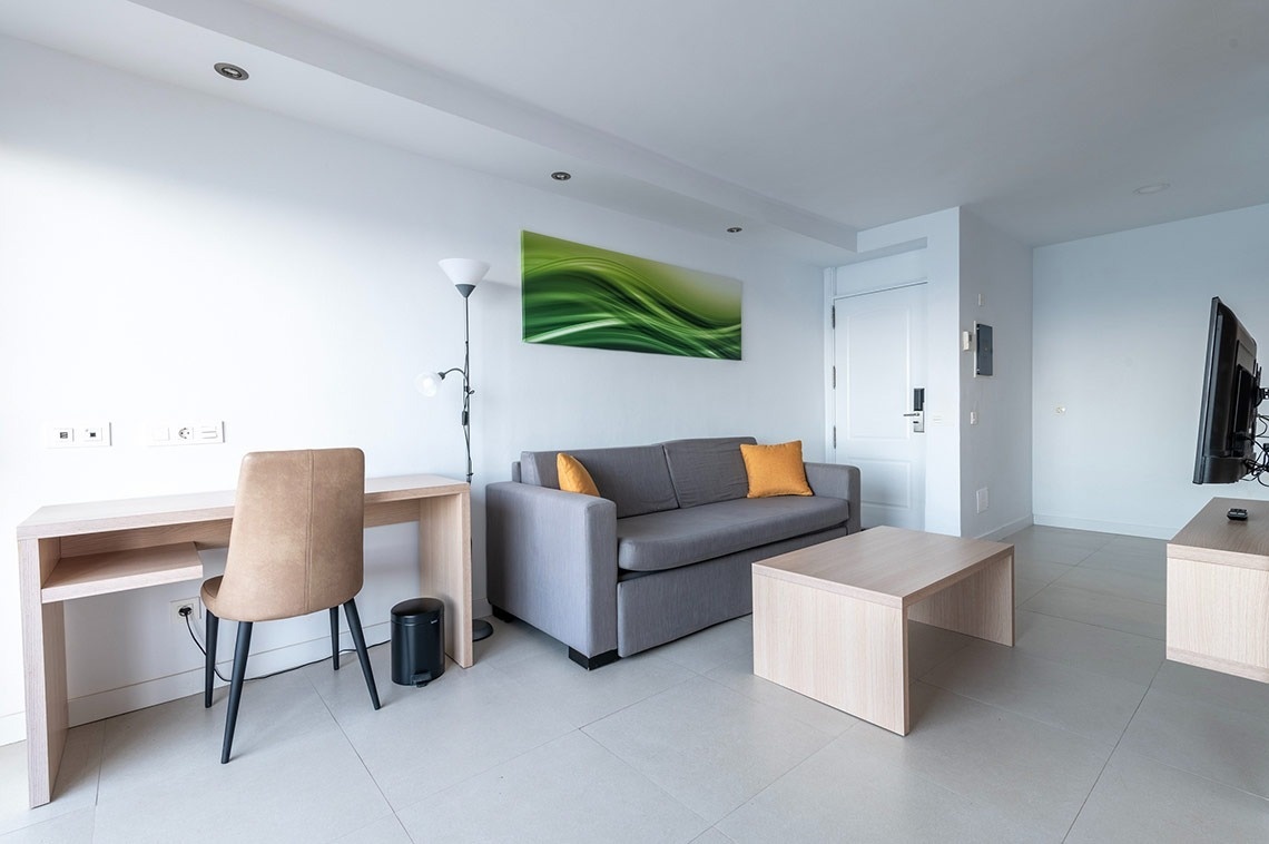 ein Wohnzimmer mit einem Couchtisch und einem Fernseher