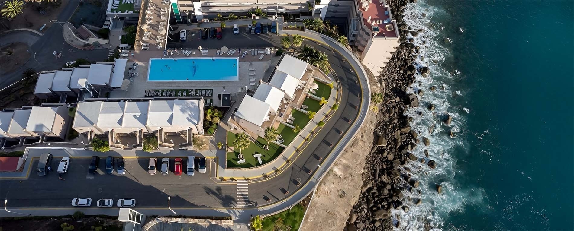 eine Luftaufnahme eines Hotels mit einem großen Pool
