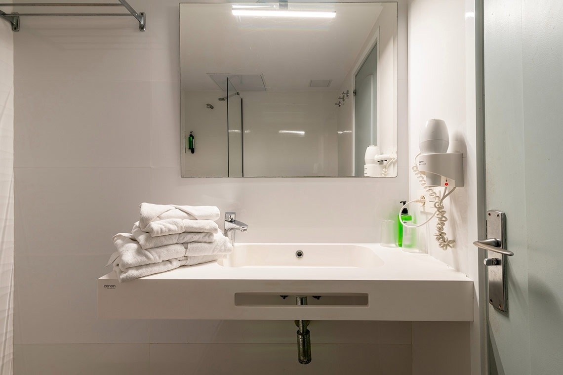 ein Badezimmer mit einem Waschbecken und einem Haartrockner