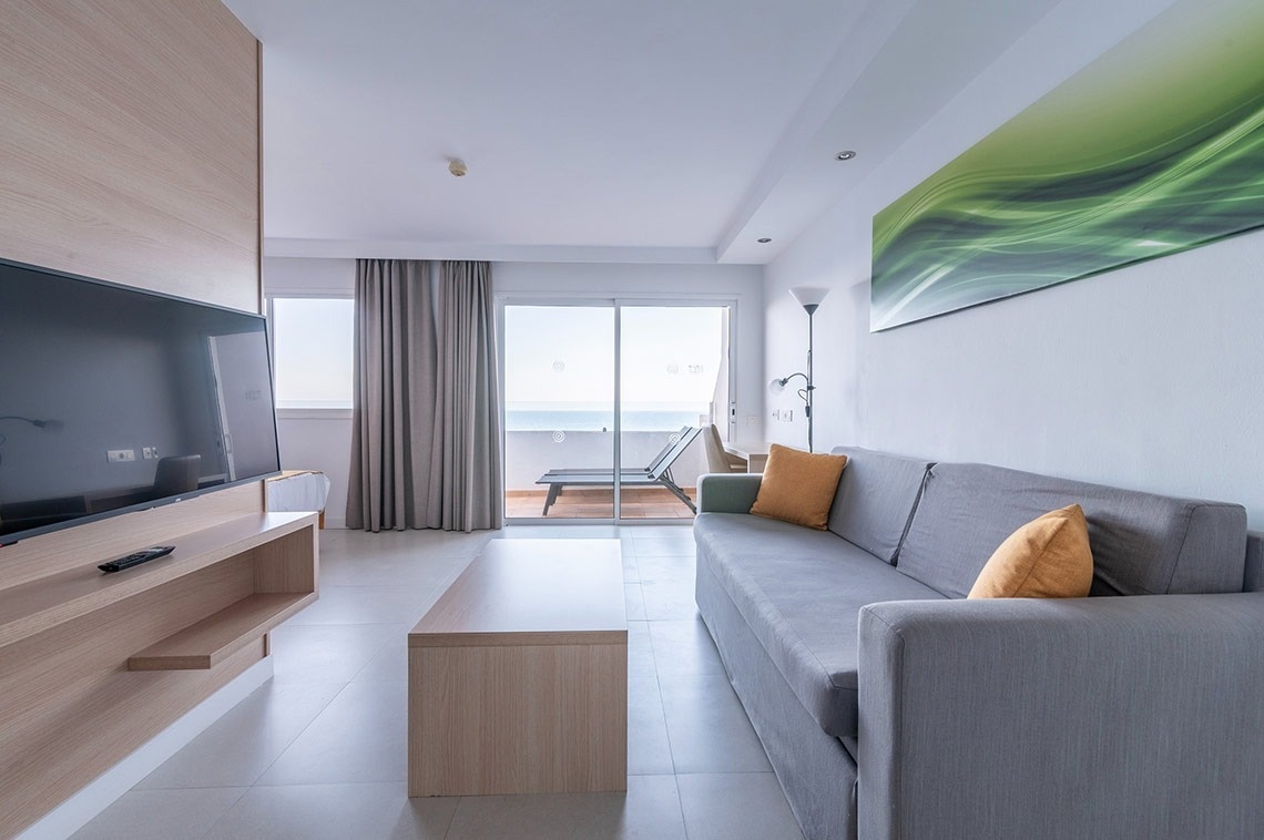 ein Wohnzimmer mit einer Couch und einem Fernseher