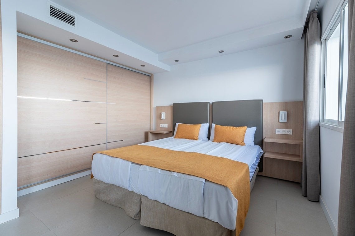 ein Hotelzimmer mit zwei Betten und einem Schrank