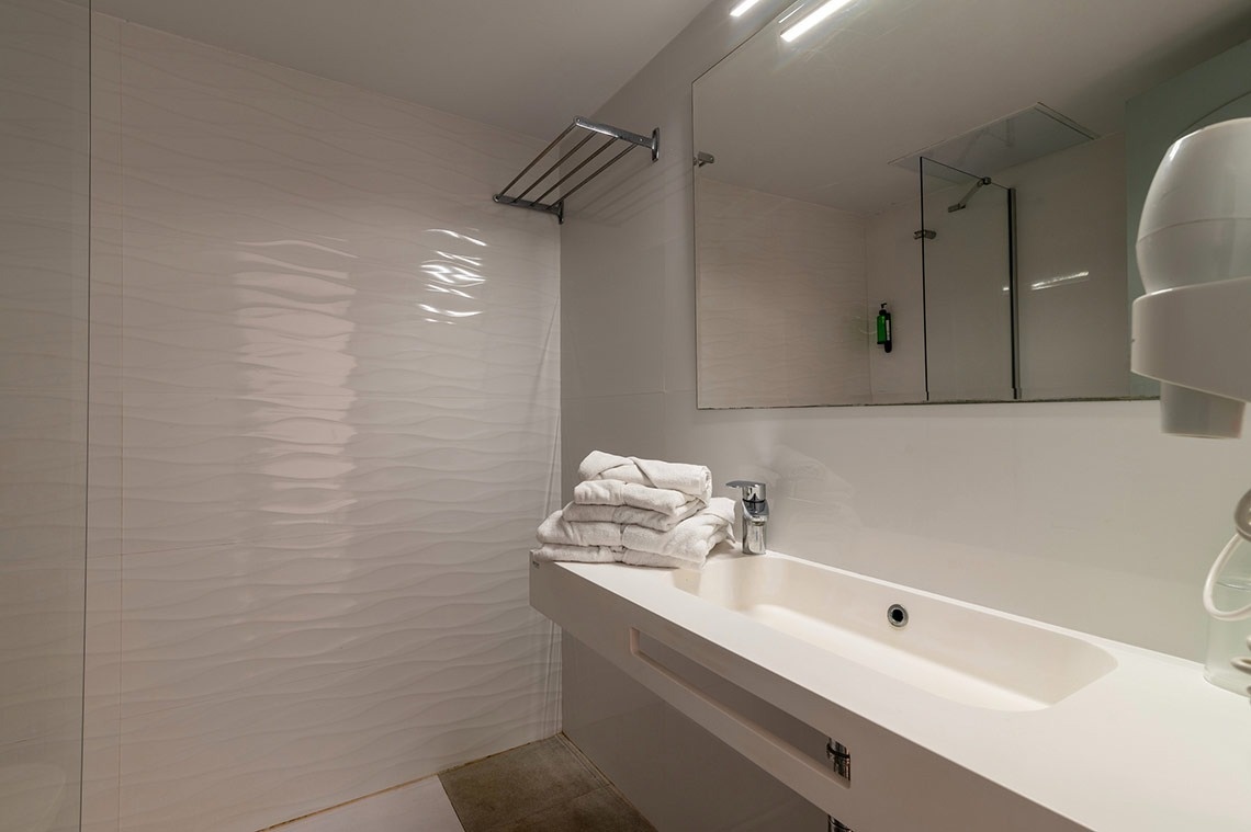 ein Badezimmer mit einem Waschbecken und einem Spiegel