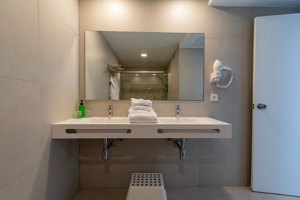 ein Badezimmer mit zwei Waschbecken und einem Haartrockner