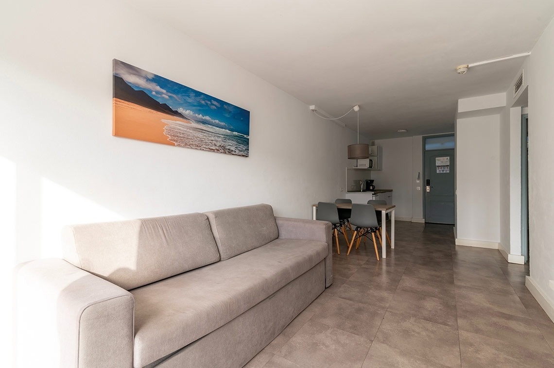 ein Wohnzimmer mit einer Couch und einem Tisch