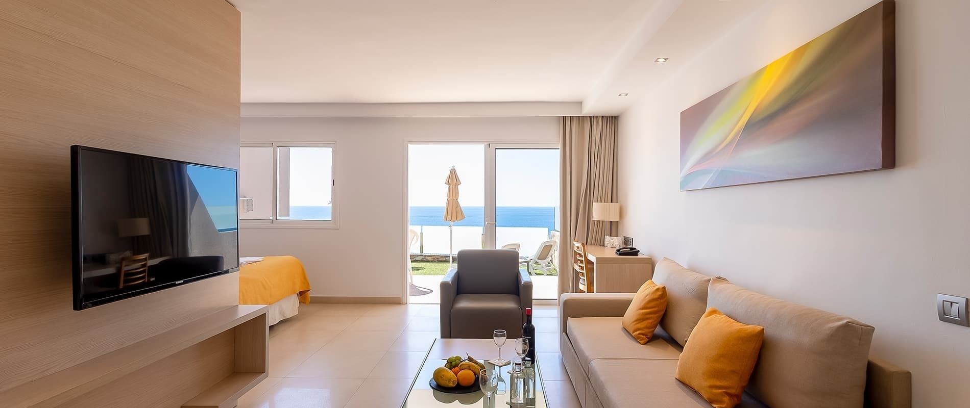 ein Wohnzimmer mit einer Couch und einem Fernseher