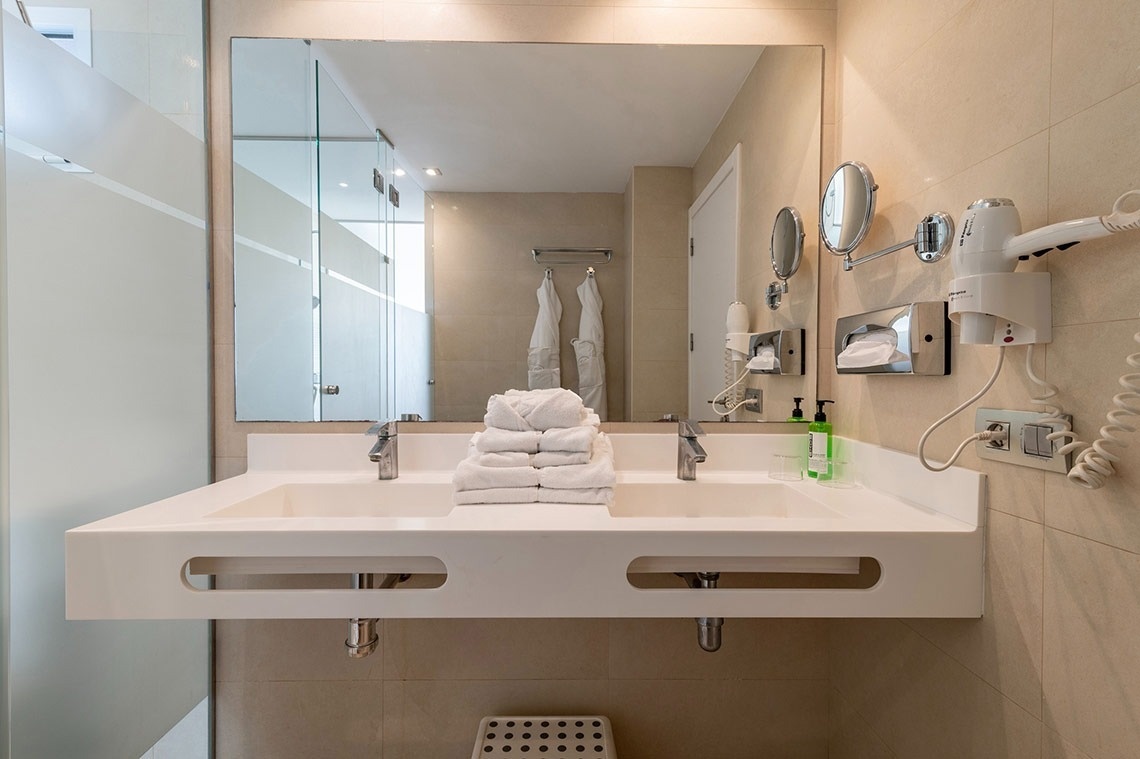 ein Badezimmer mit zwei Waschbecken und einem Haartrockner