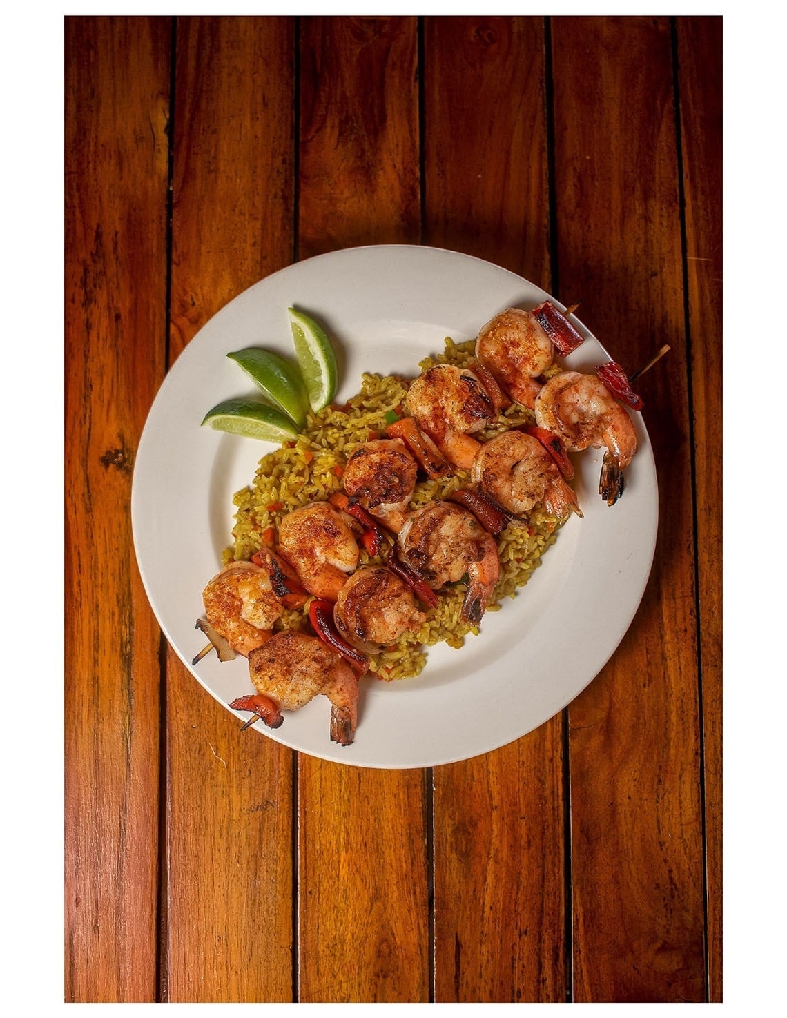 Deliciosos camarones a la parrilla sobre arroz, servidos en Marina Puerto Velero.