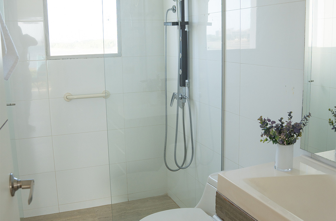 Baño moderno con ducha, inodoro y lavabo conMarina Puerto Velero.