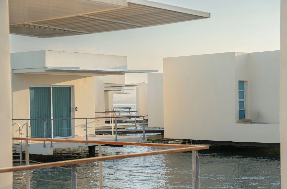 Marina Puerto Velero en el agua: elegantes bungalows blancos con vista al mar.