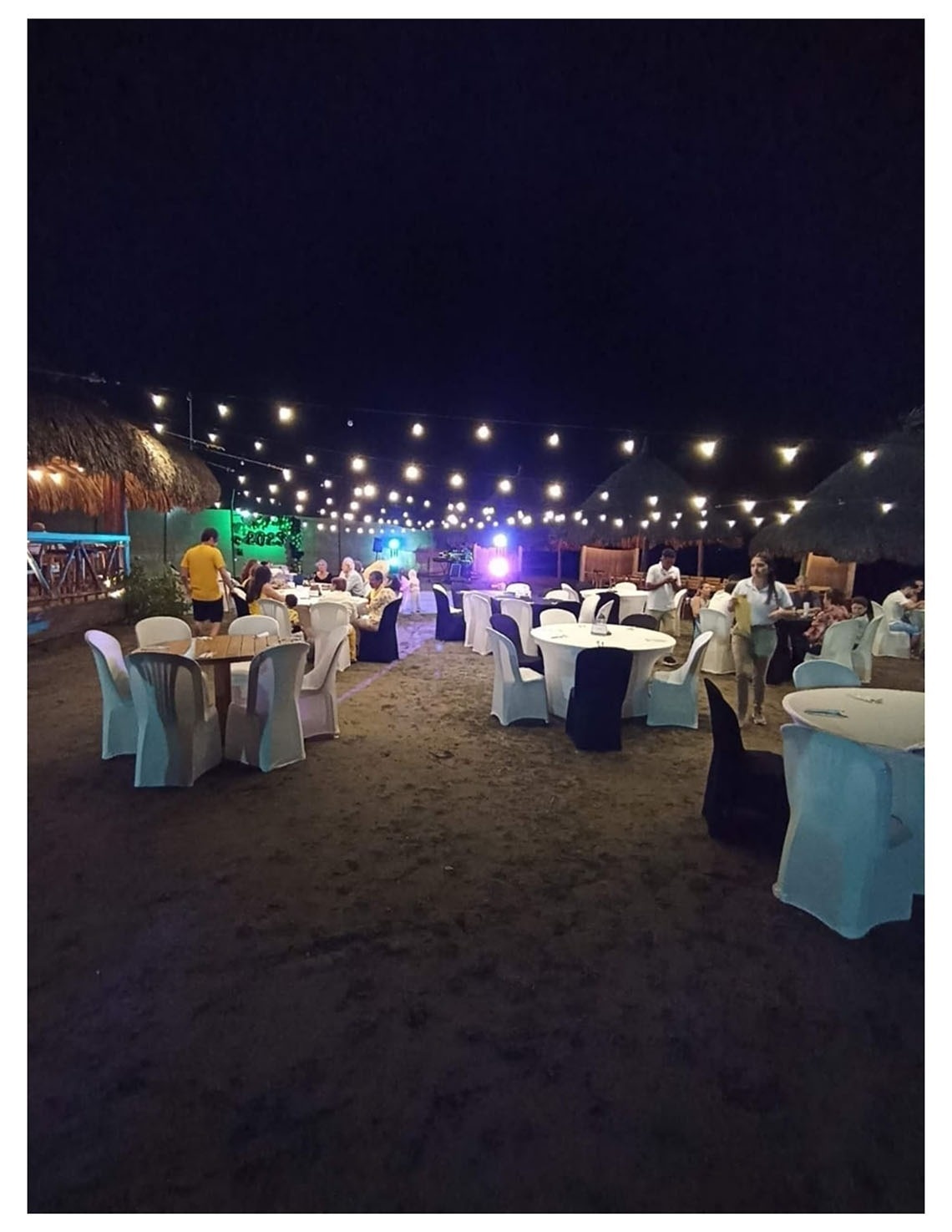 Eventos playeros en Marina Puerto Velero iluminados con luces de feria.