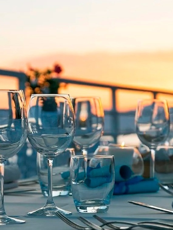 Copas y cena al atardecer con vistas a la Marina Puerto Velero.
