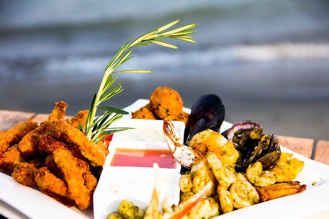 Mariscos frescos en Marina Puerto Velero: langostinos, mejillones, almejas y más. ¡Perfecto para tu estancia!