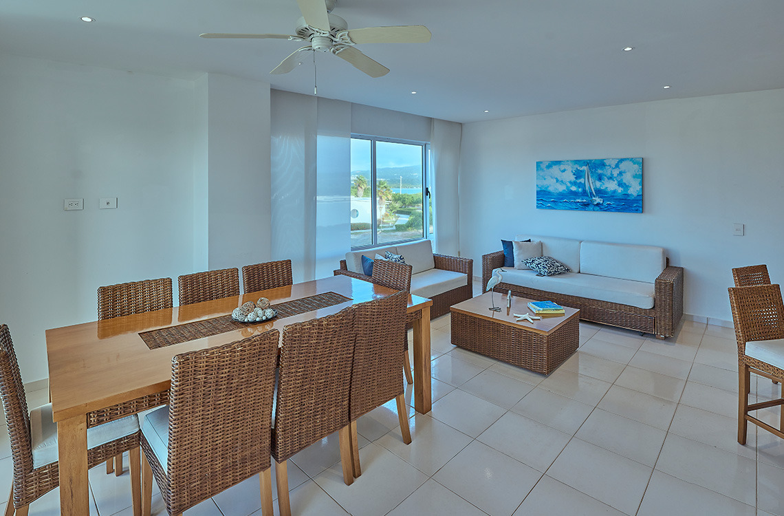 Amplio comedor y sala de estar con vista al mar, ideal para Marina Puerto Velero.