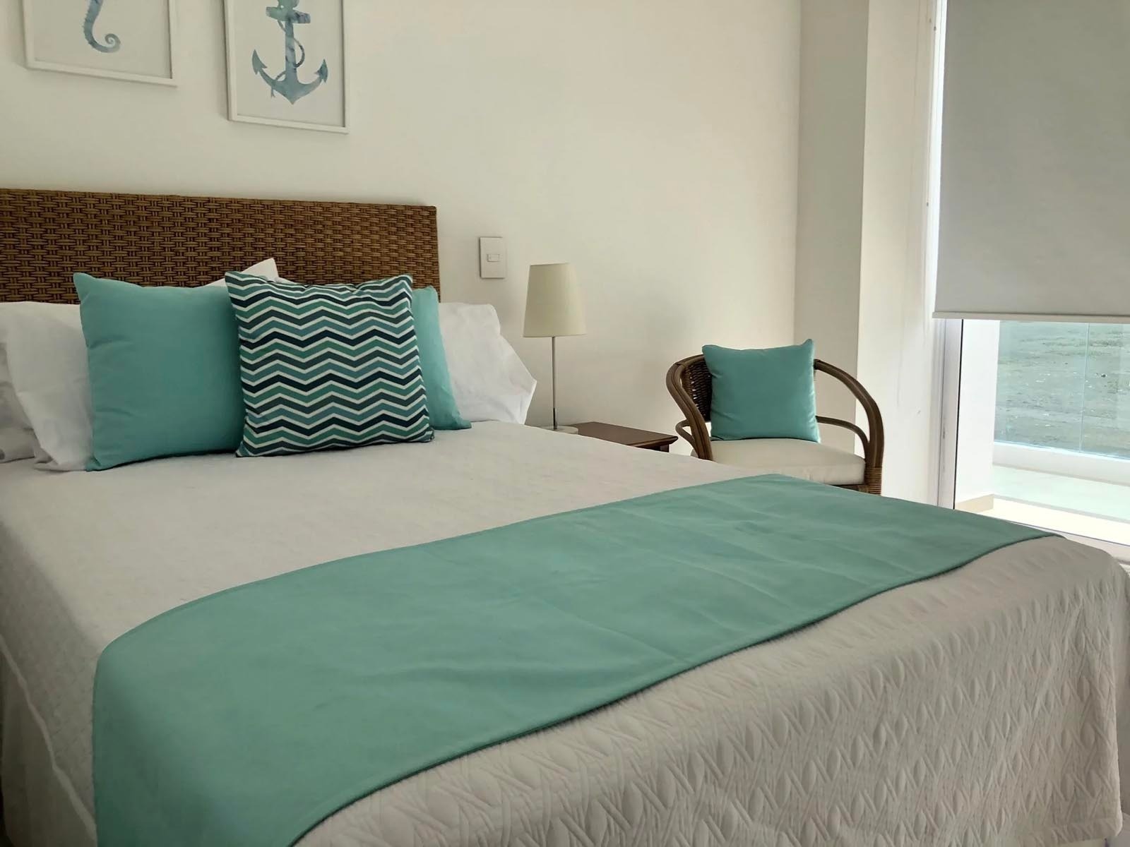 Habitación moderna con cama King y detalles náuticos en Marina Puerto Velero.