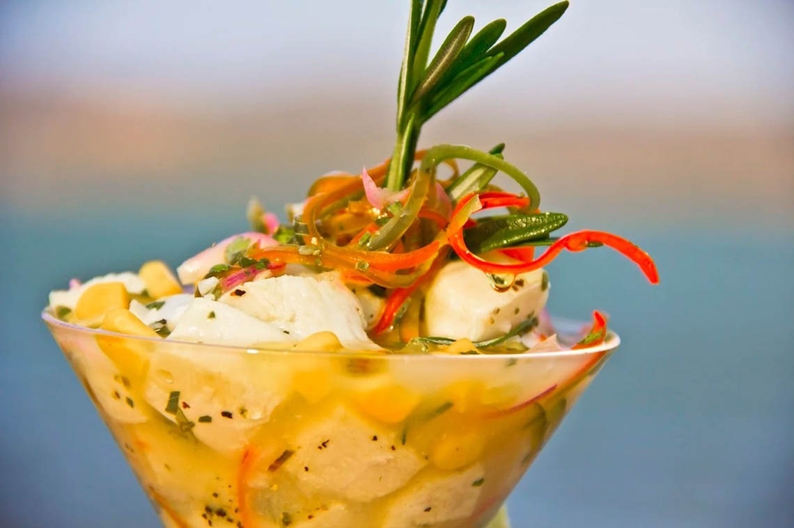 Ceviche fresco servido en copa de martini en Marina Puerto Velero.