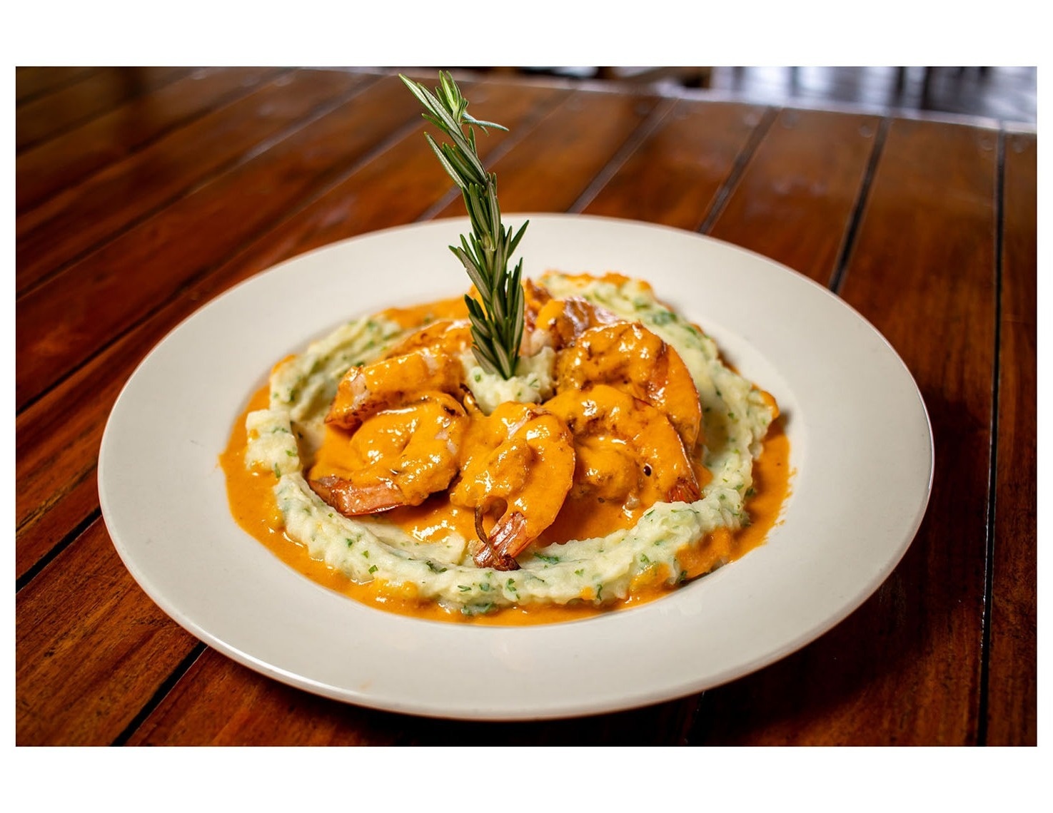 Camarones cremosos con puré de hierbas en Marina Puerto Velero.