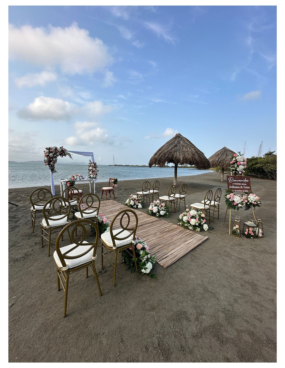 Boda en la playa en Marina Puerto Velero, con sillas y altar decorados.