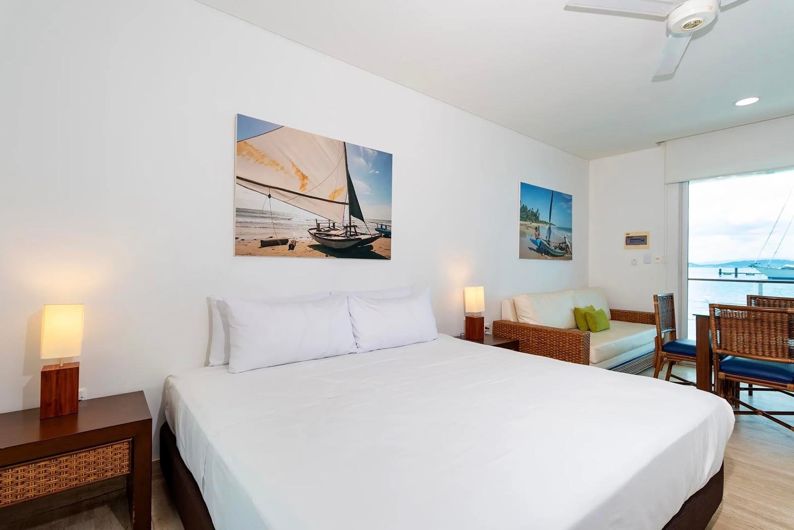 Habitación con cama king y vista a la Marina Puerto Velero.
