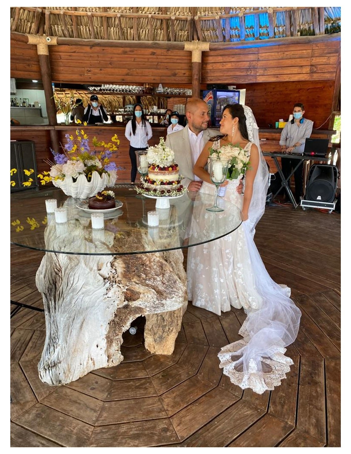 Novia y novio en Marina Puerto Velero, con pastel y decoración de bodas.