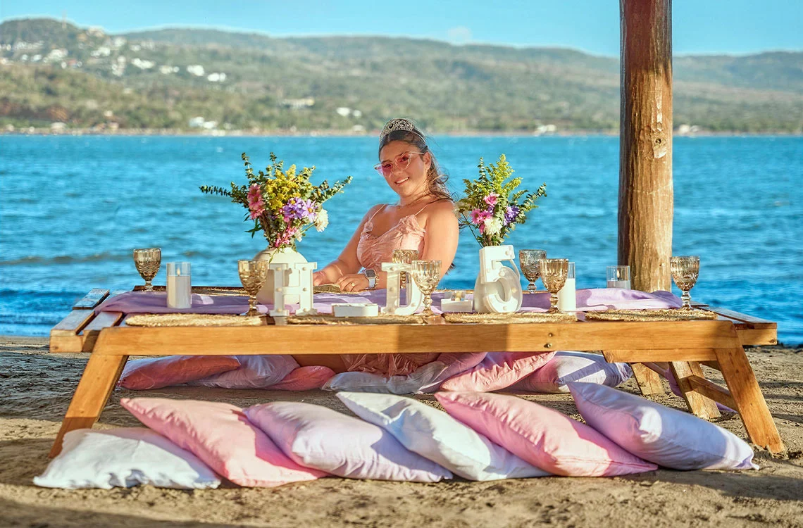 Una mesa decorada para picnic junto al mar, perfecta para una experiencia Marina Puerto Velero inolvidable.