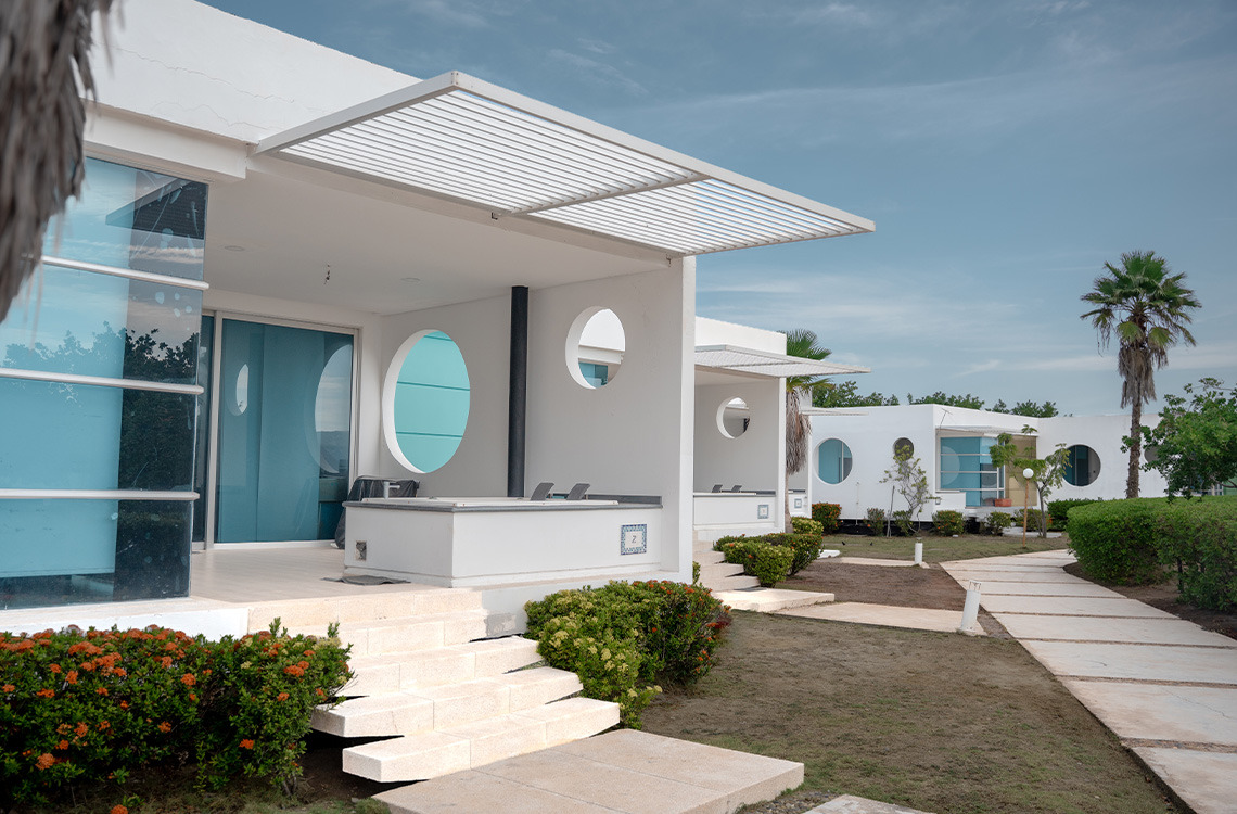 Marina Puerto Velero: moderna arquitectura blanca en hotel tropical con piscina privada.