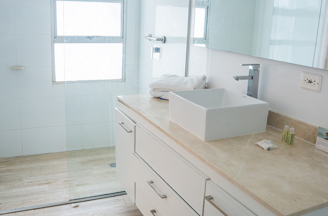 Baño moderno con lavabo de sobre encimera y ducha. Marina Puerto Velero