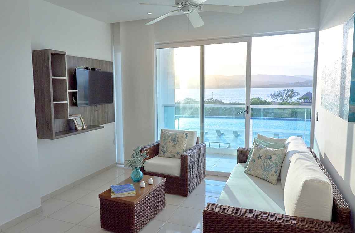 Sala de estar con vista al mar y piscina, ideal para tu Marina Puerto Velero.