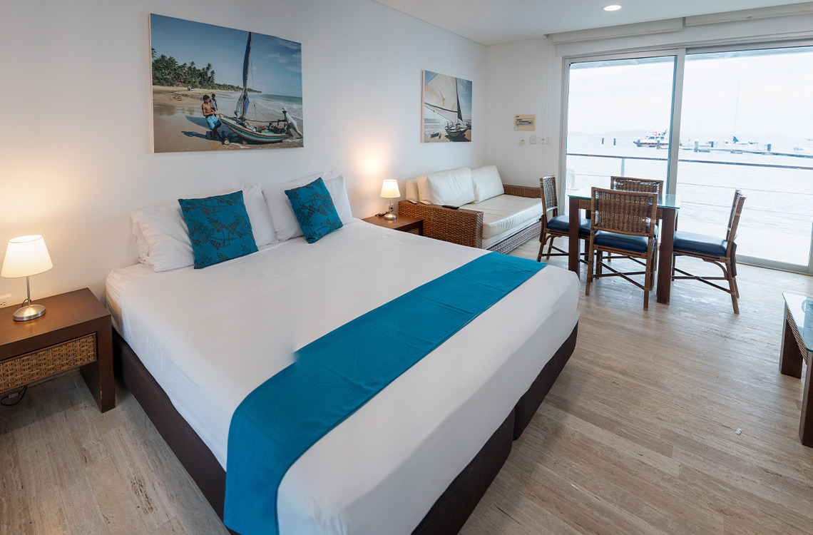 Casas flotantes modernas en Marina Puerto Velero, vistas al mar azul.