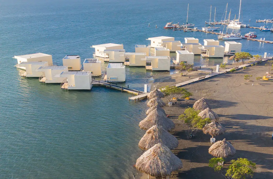 Marina Puerto Velero: casas flotantes y bungalows en la playa para unas vacaciones inolvidables.