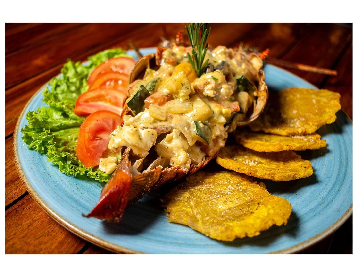 Delicioso plato de langosta con plátanos fritos y ensalada en Marina Puerto Velero.