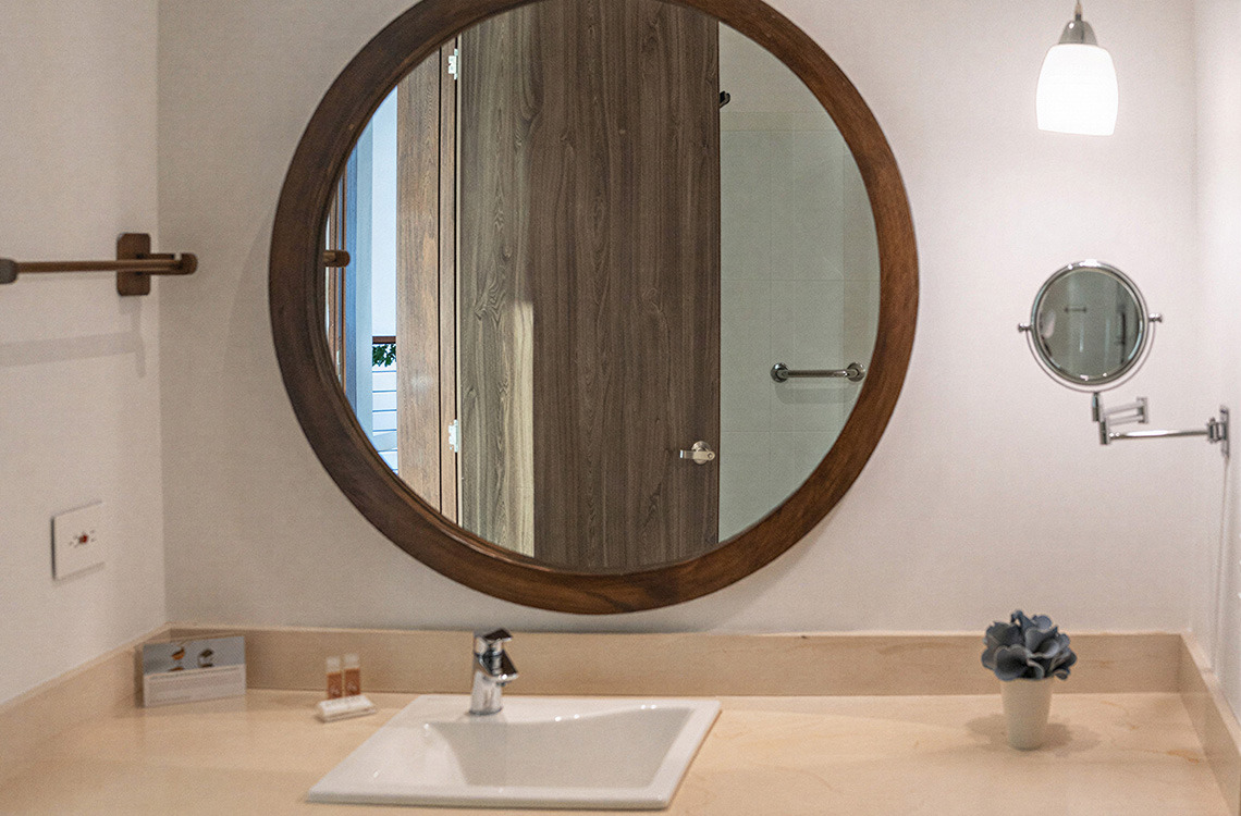 Espejo de baño grande con marco de madera yMarina Puerto Velero.