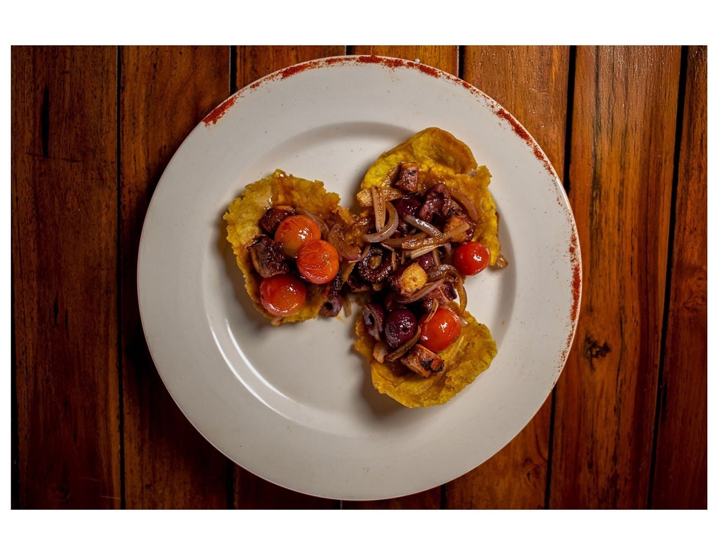 Tostones con pulpo y tomates en Marina Puerto Velero.