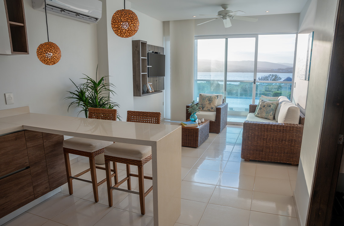 Sala de estar moderna con vista al mar, ideal para tu Marina Puerto Velero.
