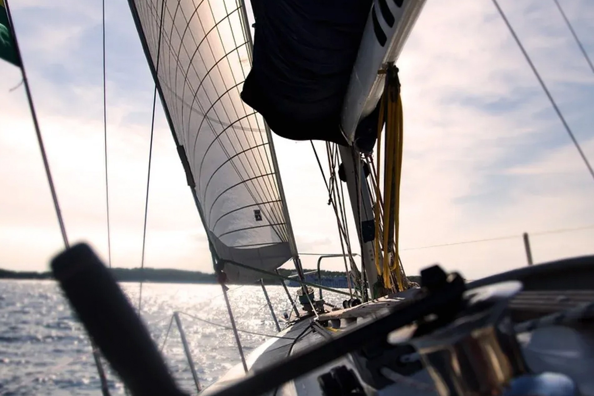 Velero navegando, ideal para explorar Marina Puerto Velero.