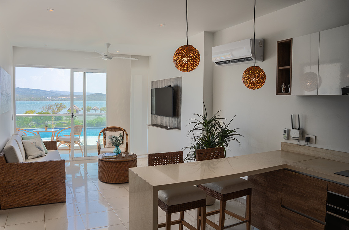 Vista al mar desde un moderno apartamento con sala, cocina y Marina Puerto Velero.