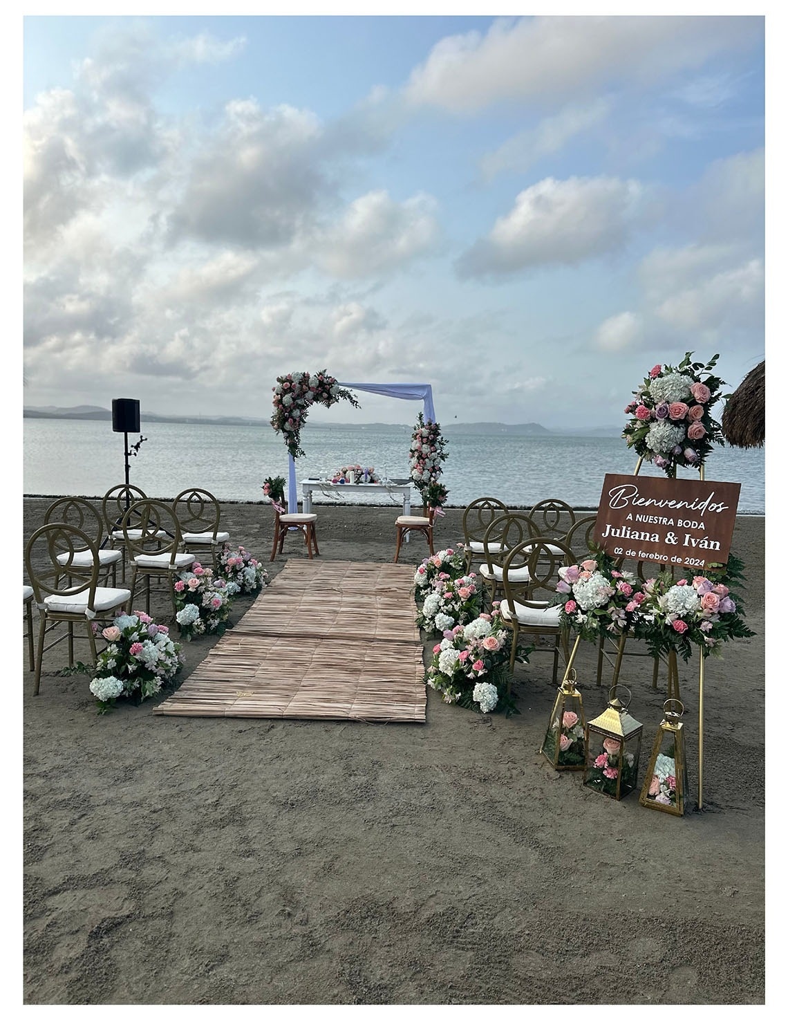 Boda de ensueño en Marina Puerto Velero con decoración floral y sillas doradas.